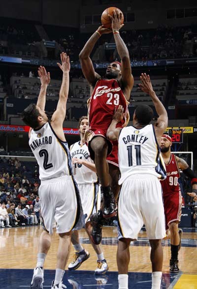 西班牙队不断突破!,詹姆斯连续三场比赛得分超过险胜赛场气氛高涨的简单介绍 西班牙队不断突破!,詹姆斯连续三场比赛得分超过险胜赛场气氛高涨的简单介绍